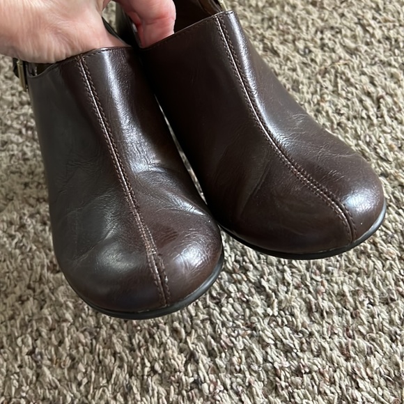 Hardly worn at all! Size 8 1/2 Aerosoles brown heels - Picture 2 of 8
